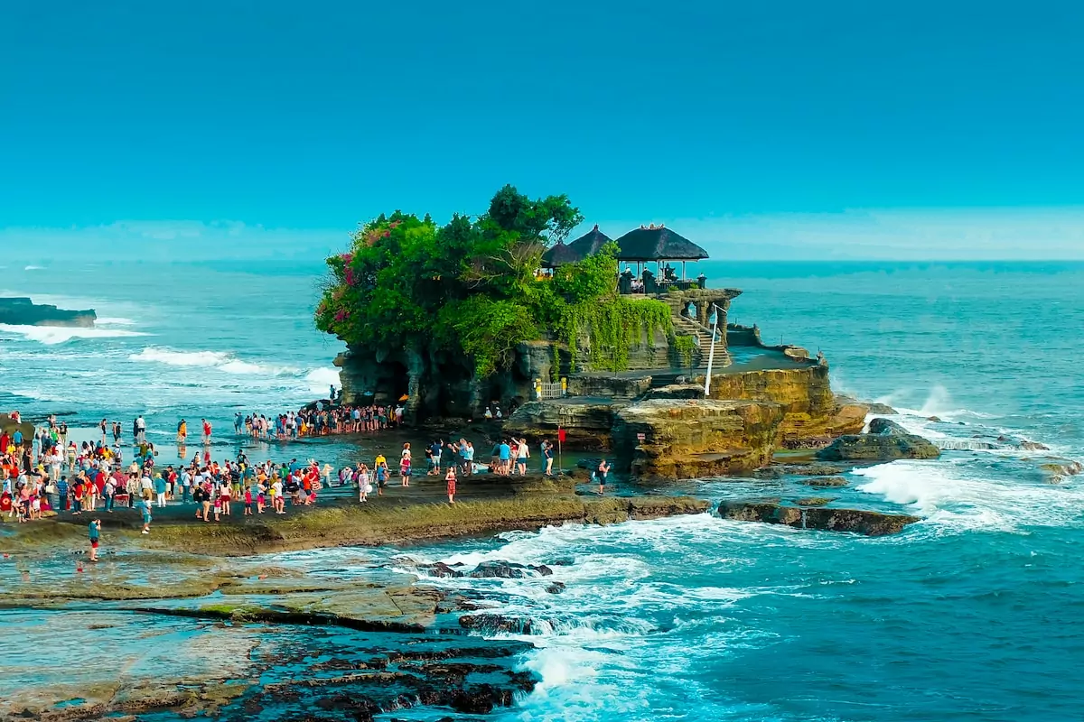 people on beach shore during daytime Pura Tanah Lot