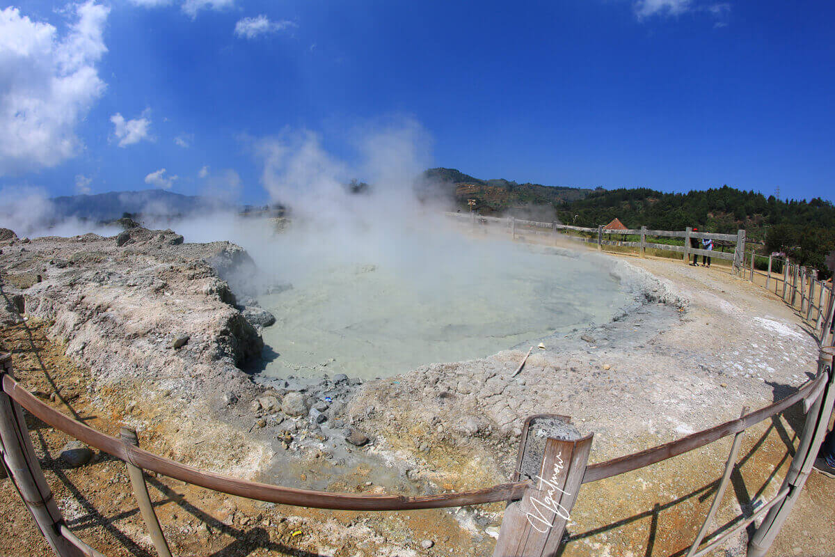 Pemandangan Kawah Sikidang yang Menakjubkan