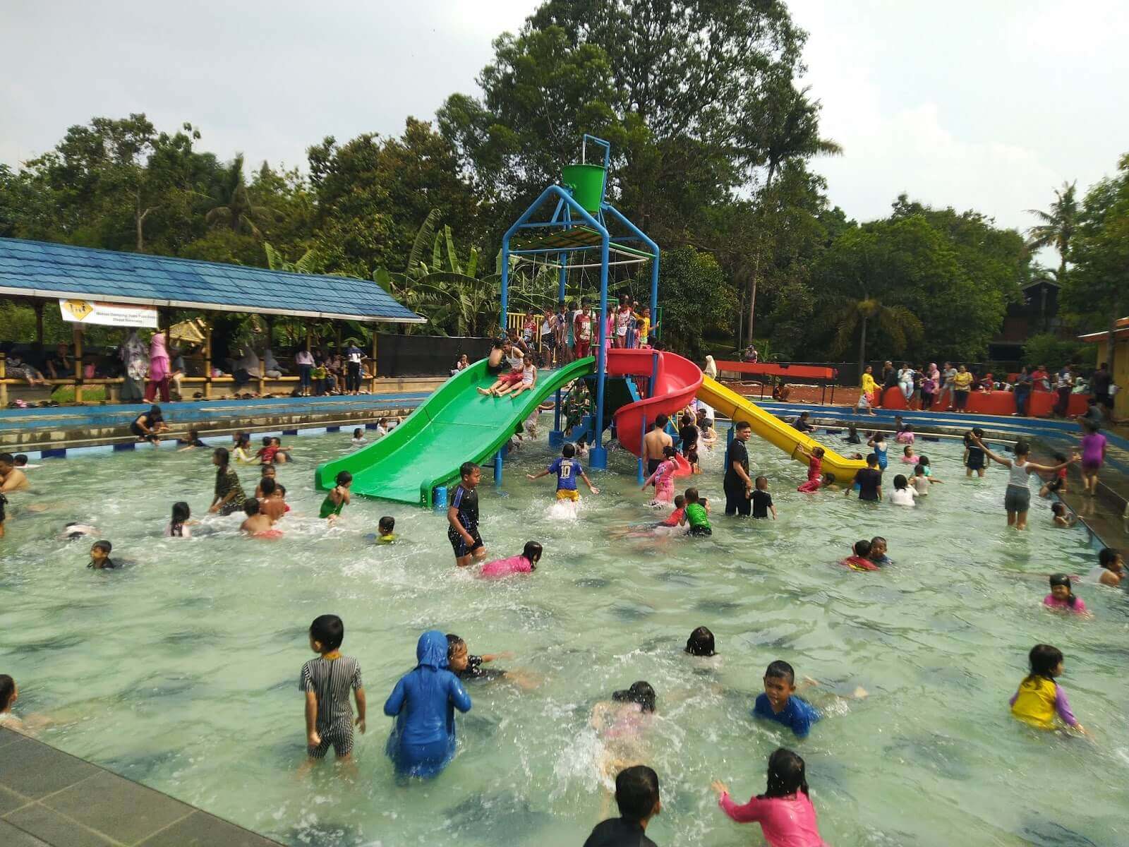 Kolam Renang Taman Herbal Insani