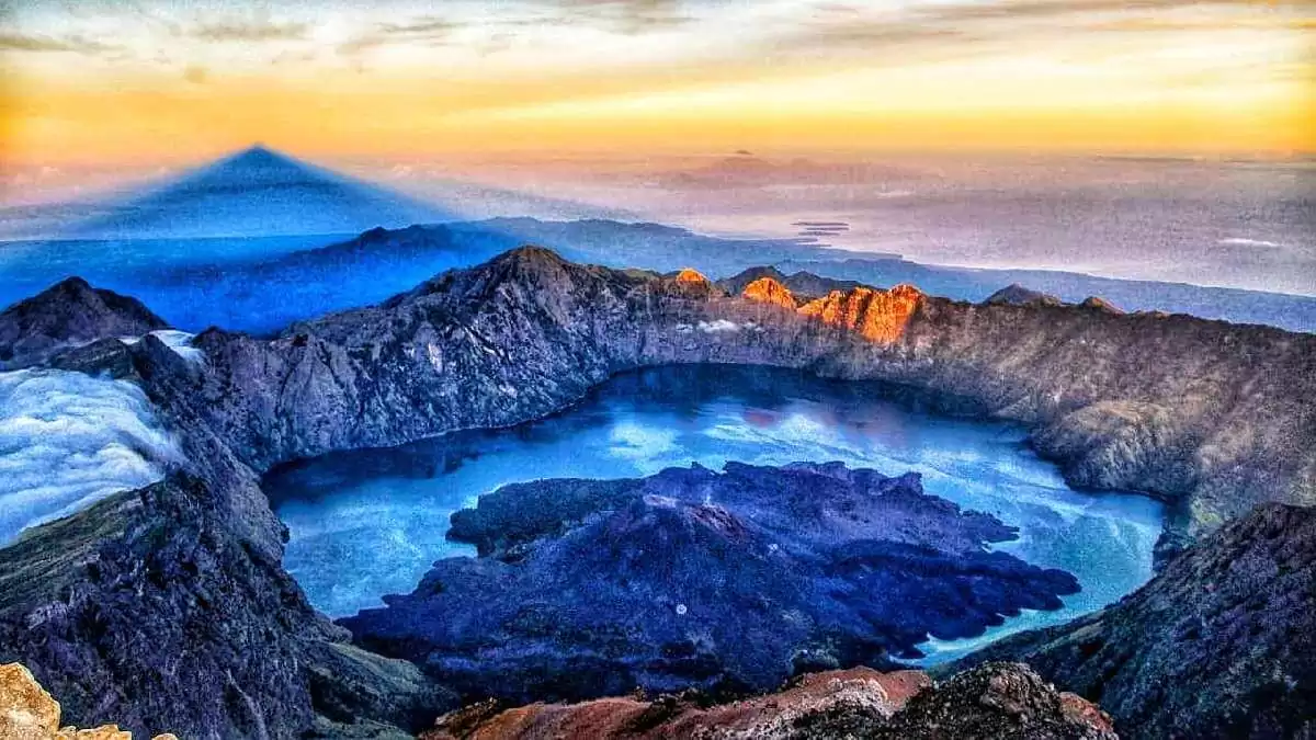 Gunung Tertinggi di Indonesia - Gunung Rinjani