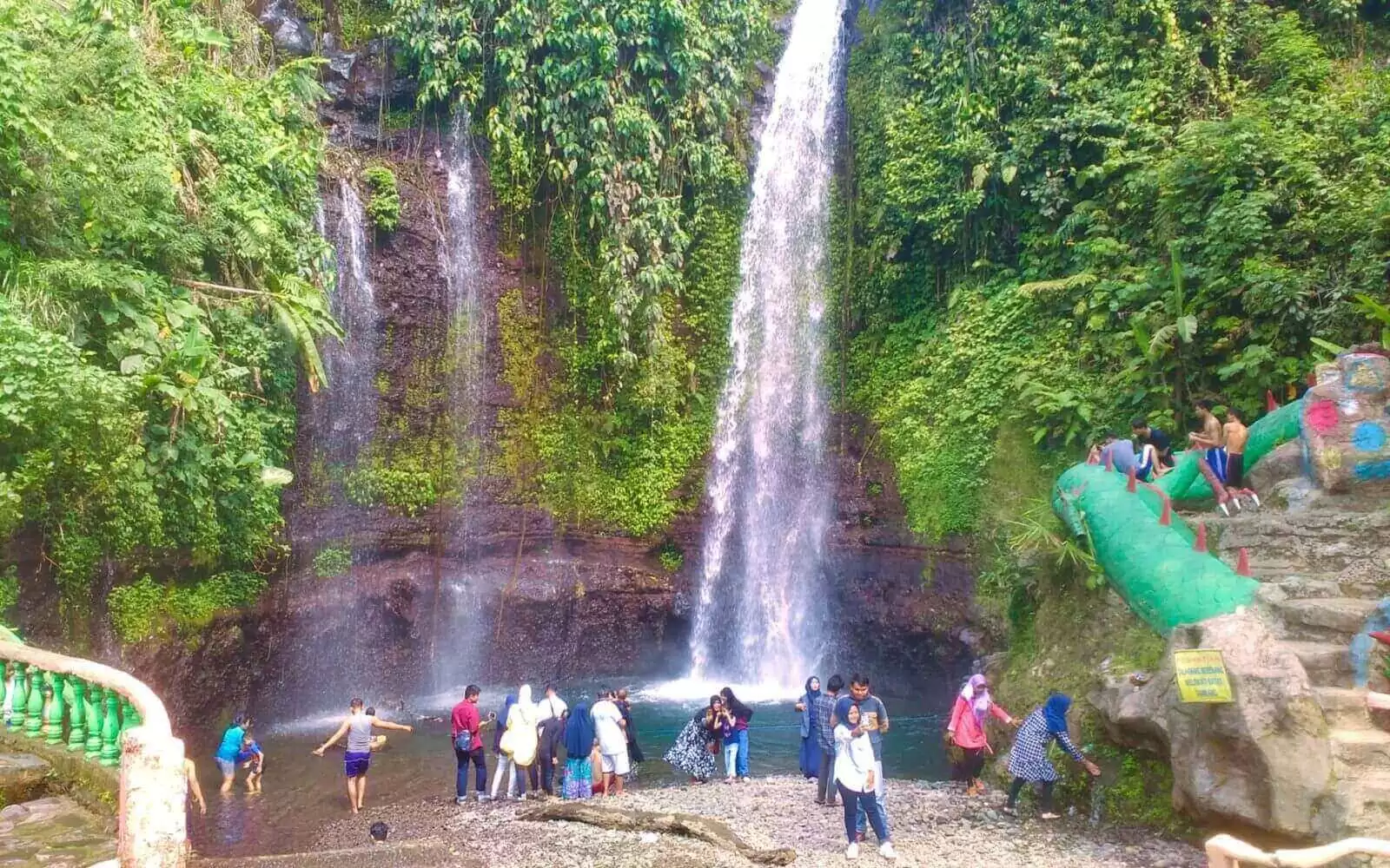 Curug Luhur: Curug Berkonsep Waterboom di Bogor