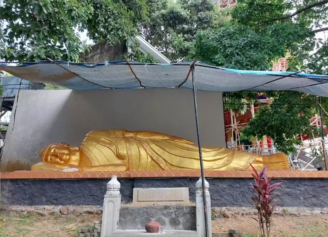 Pagoda Avalokitesvara, patung Buddha tidur